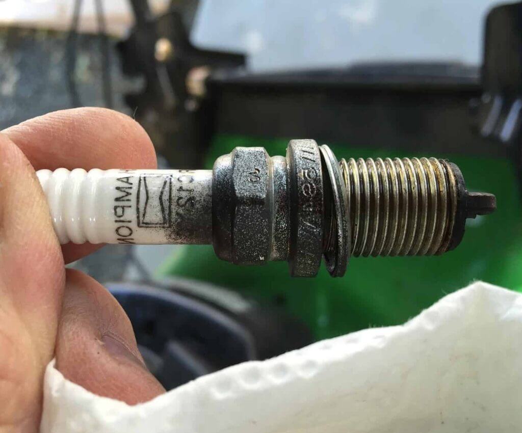 How to displace moisture on spark plugs WD40 Pakistan
